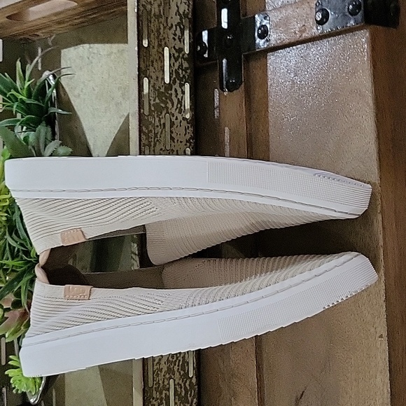 Ugg Sammie Sneaker Size 8 - Picture 3 of 4